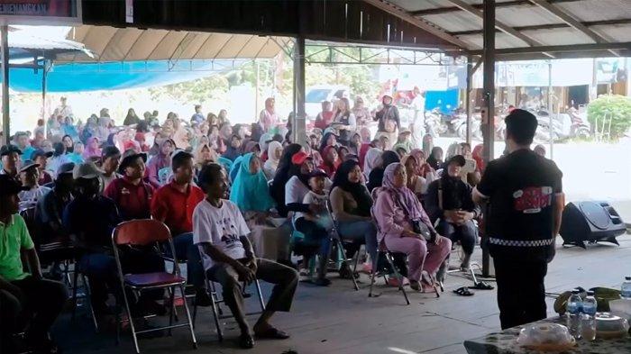Cawabup Pilkada Kukar 2024 Rendi Solihin berpidato di hadapan warga di sela kampanye paslon Edi-Rendi di Desa Cipari Makmur, Kecamatan Muara Kaman, Kabupaten Kutai Kartanegara, Kalimantan Timur.
