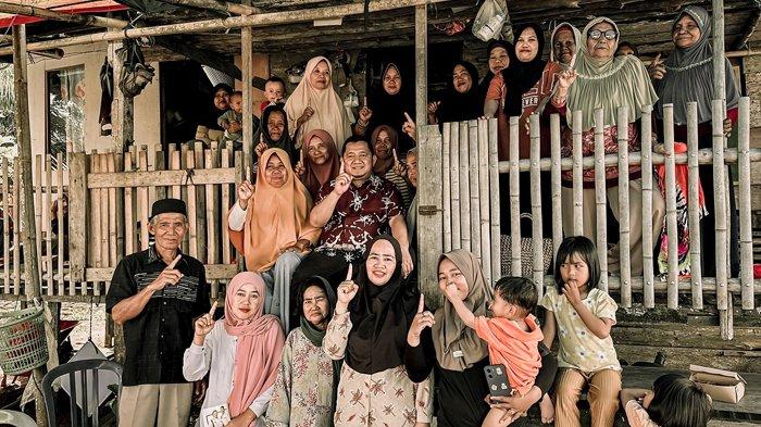 BERSAMA WARGA - Calon Bupati Penajam Paser Utara (PPU) Mudyat Noor bersama warga.