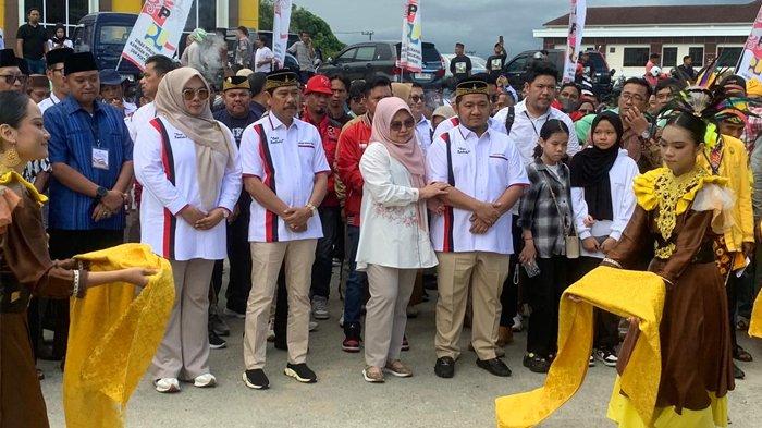 DISAMBUT  TARIAN - Mudyat Noor bersama Abdul Waris Muin disambut tarian daerah saat mendaftar ke KPU PPU sebagai peserta Pilkada PPU 2024.