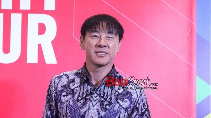 Pelatih timnas Indonesia, Shin Tae-yong, saat memberikan sambutan di FX Sudirman, Senayan, Jakarta, Sabtu (2/11/2024).
 