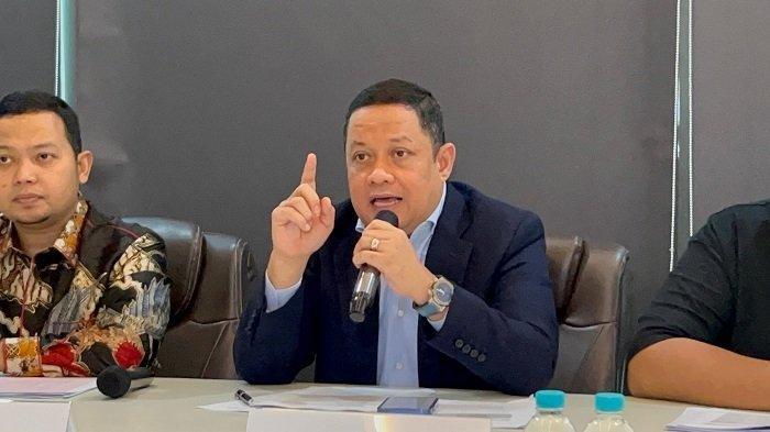 Pengacara Thomas Trikasih Lembong alias Tom Lembong, Ari Yusuf Amir saat konferensi pers di kawasan Kuningan, Jakarta, Senin (4/11/2024).