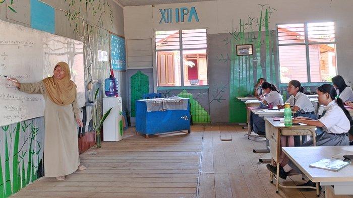 SEMANGAT BELAJAR - Kondisi sekolah SMA Negeri 1 Long Apari, Kabupaten Mahakam Ulu. Gedung sekolah yang sebagian besar terbuat dari bahan kayu dan plafon yang sudah mulai rusak menambah tantangan bagi pihak sekolah untuk menyediakan fasilitas yang layak bagi para siswa.