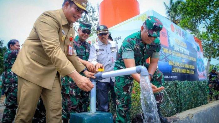 RESMIKAN SUMUR BOR - Wakil Kepala Staf Angkatan Darat (Wakasad), Letjen TNI Tandyo Budi R datang untuk meresmikan sumur bor dan jaringan irigasi hasil dari program TNI Manunggal Membangun Desa (TMMD) ke-122 di Desa Kerta Buana. (HO/KODAM VI MULAWARMAN)