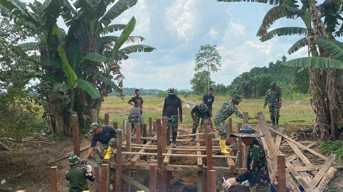 BANGUN JEMBATAN - Pembuatan jembatan di Desa Kerta Buana diharapkan dapat meningkatkan aksesibilitas dan konektivitas warga, mempermudah mobilitas serta distribusi hasil pertanian dan kebutuhan sehari-hari.