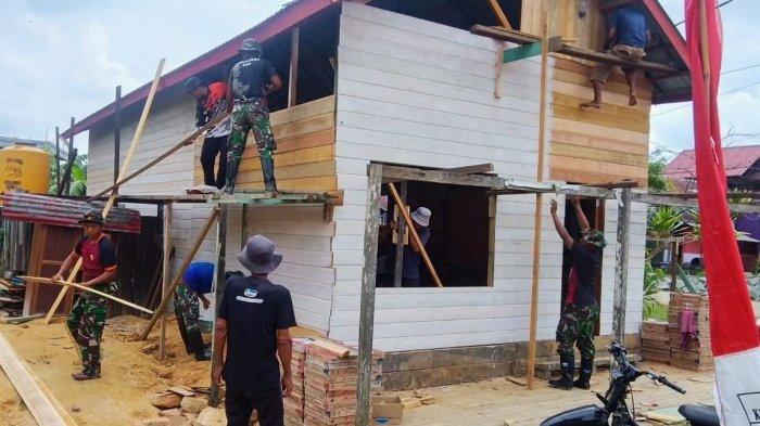 BEDAH RUMAH - Personel Satuan Tugas TMMD ke-122 Kodim 0906/KKR membedah  Rumah Tidak Layak Huni (RTLH) milik guru ngaji di Desa Kerta Buana, Siti Akliyah. (HO KODAM VI MULAWARMAN)