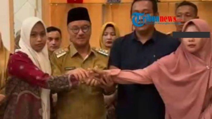 Bupati Konsel, Surunuddin Dangga, menginisiasi perdamaian antara Supriyani dengan Aipda WH dan istrinya. Pertemuan itu berlangsung di Rumah Jabatan Bupati Konsel, Selasa (5/11/2024).