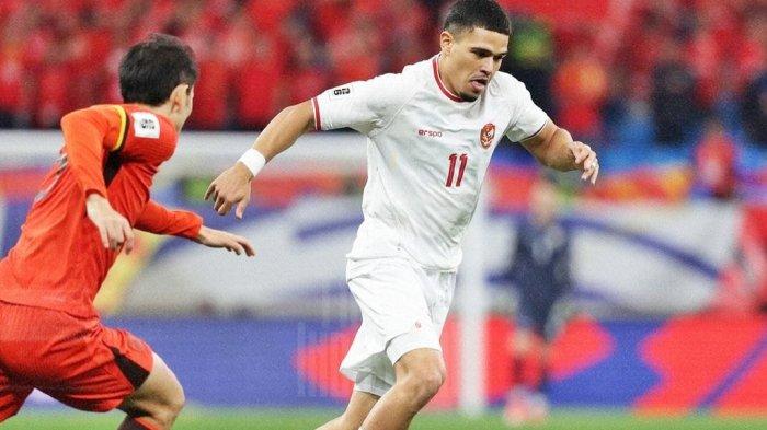 Ragnar Oratmangoen, pemain Timnas Indonesia menggiring bola. Media massa di Korea Selatan saat ini tengah soroti eksistensi Timnas Indonesia dalam panggung Kualifikasi Piala Dunia 2026. 