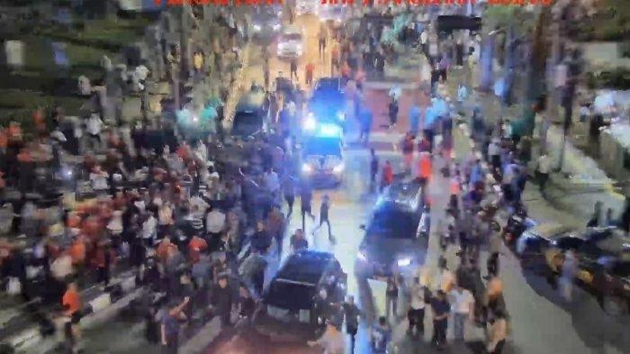 Mobil yang membawa calon gubernur Sumatera Utara dari nomor urut 1, Bobby Nasution, diserang sejumlah orang usai pulang debat di Hotel Santika Dyandra, Kota Medan, pada Rabu (6/11/2024) malam