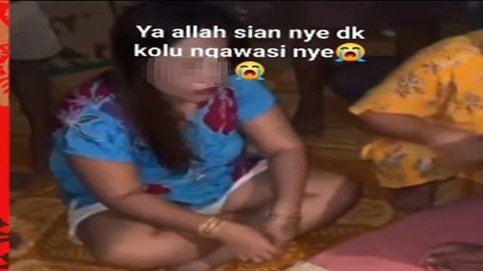 Tangkap layar video seorang ibu di Kecamatan Cengal, Kabupaten OKI, Sumsel yang diduga meninggalkan bayinya sendiri di rumah hingga meninggal dunia.