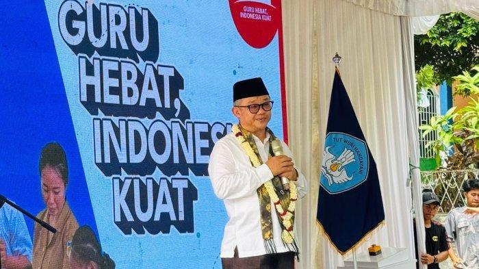 Menteri Pendidikan Dasar dan Menengah (Mendikdasmen) Prof. Abdul Mu'ti saat menghadiri peluncuran Hari Guru Nasional 2024 di SDN 59 Palembang, Sumatera Selatan, Jumat (1/11/2024)