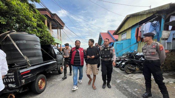 GEREBEK PEMAKAI NARKOBA - Polisi menggerebek Kampung Baru, Gunung Bugis, Kecamatan Balikpapan Barat, Kota Balikpapan dan memeriksa 29 orang terkait peredaran narkoba, dengan 23 di antaranya dinyatakan positif barang haram narkoba. Dalam penggerebekan tersebut, polisi juga menemukan satu paket barang haram, lima alat hisap, dan dua plastik pembungkus yang sedang dalam penyelidikan lebih lanjut. 