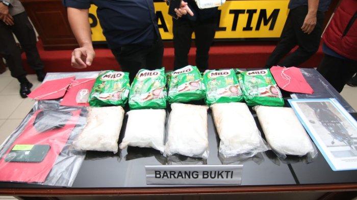NARKOBA GAGAL EDAR - Barang bukti sabu sebanyak 5 kilogram yang disita dari seorang tersangka kurir sabu berinisial KP di Kecamatan Palaran, Kota Samarinda, Kalimantan Timur, Kamis (14/11/2024). Dirresnarkoba Polda Kaltim, Kombes Pol Arif Bastari, menuturkan, KP mengaku diperintah oleh seseorang berinisial D (DPO) untuk mengambil paket narkotika tersebut.