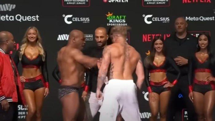 JADWAL TINJU DUNIA - Momen Mike Tyson tampar Jake Paul saat sesi timbang badan jelang laga tinju dunia