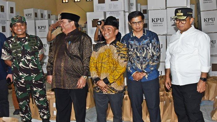 Penjabat Gubernur Kalimantan Timur, Akmal Malik mengunjungi dua kabupaten di Provinsi Kalimantan Timur, Jumat (15/11/2024). Kegiatan tersebut didampingi Sekretaris Daerah Provinsi Kalimantan Timur (Sekda Kaltim), Wakapolda, Danrem, wakil etua DPRD Kaltim dan pejabat terkait lainnya.