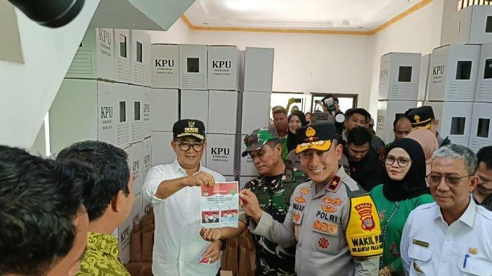 PILKADA KALTIM 2024 - Wakil Ketua DPRD Kaltim, Yenni Eviliana saat ikut dalam pengecekan persiapan logistik Pilkada 2024 di Gudang Logistik KPU Paser, Jalan Jenderal Sudirman, Kecamatan Tanah Grogot, Kalimantan Timur pada Jumat (15/11/2024). 