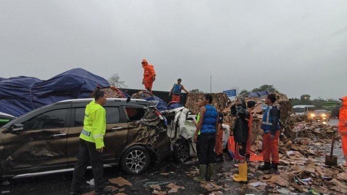 Total ada 17 mobil yang terlibat dalam kecelakaan maut di ruas tol Cipularang Km 92 arah ke Jakarta, Selasa, 12 November 2024. Polisi bersama Jasa Marga mengalihkan arus kendaraan sementara selama olah TKP kecelakaan ini pada Selasa, 12 November 2024.