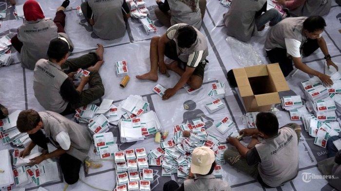 Sejumlah warga menyortir dan melipat surat suara Pemilihan Kepala Daerah (Pilkada) Serentak 2024 di Gudang Logistik Komisi Pemilihan Umum (KPU) Kota Bandung, Kamis (7/11/2024). Kementerian Ketenagakerjaan (Kemenaker) telah mengeluarkan Surat Keputusan (SK) terkait pelaksanaan hari libur nasional pada Pemilihan Kepala Daerah (Pilkada) 2024 yang jatuh pada 27 November 2024.