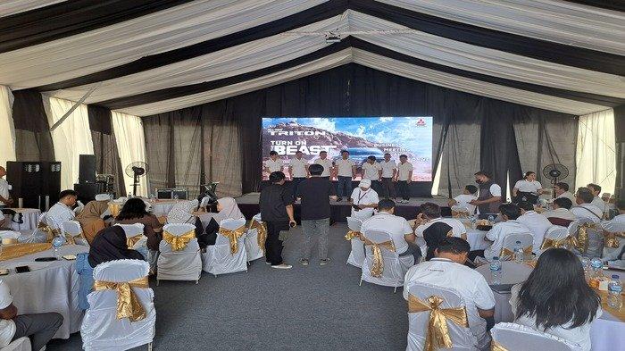 Suasana acara test drive Mitsubishi All New Triton 2024 di Grand City Balikpapan selasa (19/11).
