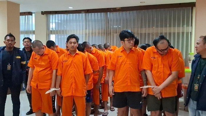 TERSANGKA JUDI ONLINE - Tampang 24 tersangka kasus blokir judi online Kementerian Komdigi. Adapun masing-masing mereka berinisial A, BN, HE, dan J (DPO), kemudian B, BS, HF, BK, JH (DPO), F (DPO) dan C (DPO). Selanjutnya A alias M, MN dan juga DM.  Kemudian tersangka AK dan AJ, DI, FD, SA, YR, YP, RP, AP, RD dan RR. Lalu ada D dan E serta T.  Siapa Alwin Jabarti Kiemas yang jadi tersangka kasus judi online? Politisi PDIP sebut bukan keluarga dan kader