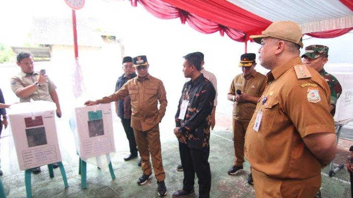 PARTISIPASI PEMILIH PILKADA - Walikota Balikpapan, Rahmad Masud ketika meninjau TPS 016 di Klandasan, Kecamatan Balikpapan Kota, Kota Balikpapan, Provinsi Kalimantan Timur.