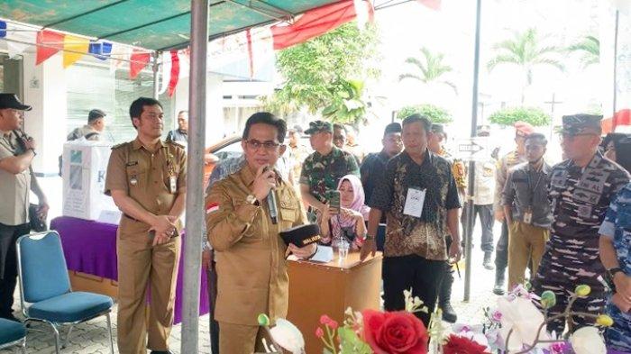 Walikota Rahmad Mas'ud melakukan pengecekan bilik suara di tempat pemungutan suara (TPS) 14 Kecamatan Balikpapan Kota, Balikpapan, Kalimantan Timur.