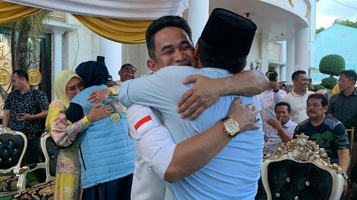 Calon Wali Kota Balikpapan, Rahmad Mas'ud berpelukan dengan calon Gubernur Kaltim, Rudy Mas'ud di sela-sela kegiatan pemantauan quick count di halaman depan rumah Rahmad Mas'ud di Jalan Wiluyo Puspoyudo, Klandasan Ulu, Balikpapan Kota, Rabu (27/11/2024).