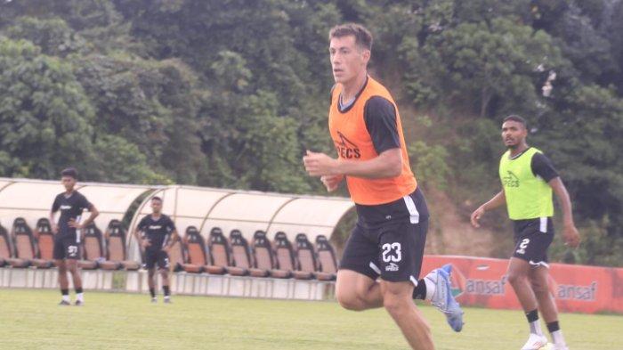 FOKUS LATIHAN FINIAHING - Penyerang, Mariano Peralta saat berlatih bersama rekan Borneo FC di Training Ground Jalan Jakarta Lok Bahu Samarinda. TRIBUNKALTIM.CO/NEVRIANTO