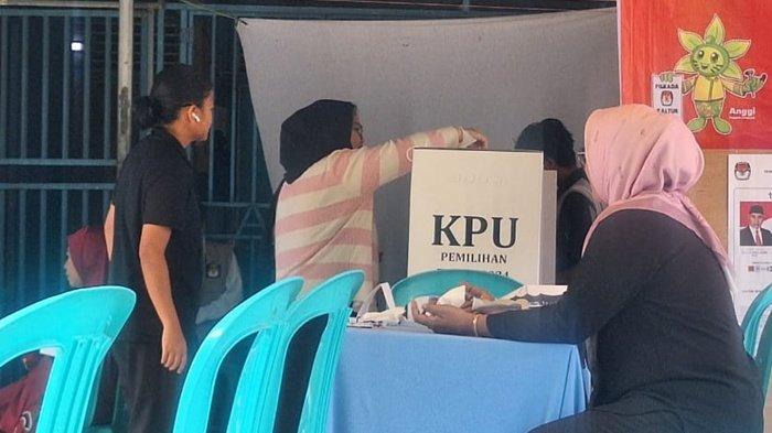 Ilustrasi pemungutan suara di Pilkada 2024. Bawaslu Kaltim memberi rekomendasi ke sejumlah tempat pemungutan suara (TPS) di 6 kabupaten/kota untuk melakukan pemungutan suara ulang sebagai upaya pemurnian suara pemilih dan temuan pihaknya yang menemukan ketidaksesuaian yang dilaporkan PTPS.