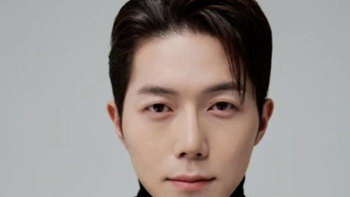 Aktor Korea Selatan Park Min-jae meninggal dunia secara mendadak karena serangan jantung pada 29 November 2024 di China.