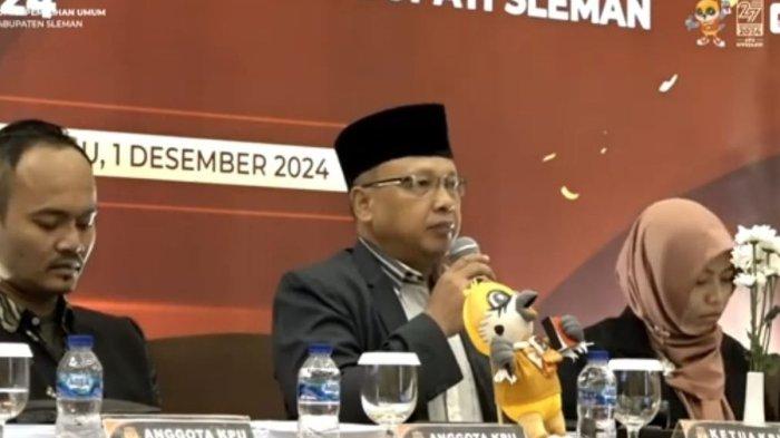 REKAPITULASI: Ketua Komisi Pemilihan Umum (KPU) Kabupaten Sleman Ahmad Baehaqi saat di acara rapat pleno terbuka rekapituLasi hasil penghitungan perolehan suara pemilihan bupati dan wakil bupati tahun 2024 pada Minggu (1/12/2024).