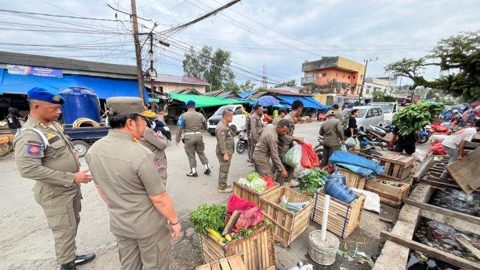 Penertiban pedagang kali lima (PKL) yang berjualan di lingkar luar Pasar Pandansari, Balikpapan Barat, Balikpapan, Kalimantan Timur. 