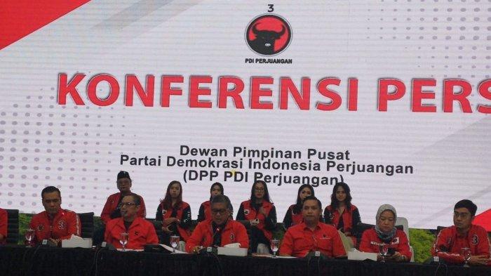 Sekretaris Jenderal PDI-P Hasto Kristiyanto (tengah) bersama jajaran Ketua DPP dan Juru Bicara PDI-P saat konferensi pers di Kantor DPP PDI-P, Jakarta Pusat, Minggu (1/12/2024).