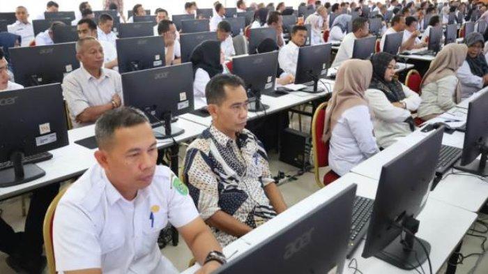 SKD PPPK KUKAR - Ribuan peserta dari Kabupaten Kutai Kartanegara (Kukar) mengikuti tes Seleksi Kompetensi Dasar (SKD) berbasis Computer Assisted Test (CAT) untuk Pegawai Pemerintah dengan Perjanjian Kerja pada hari pertama.