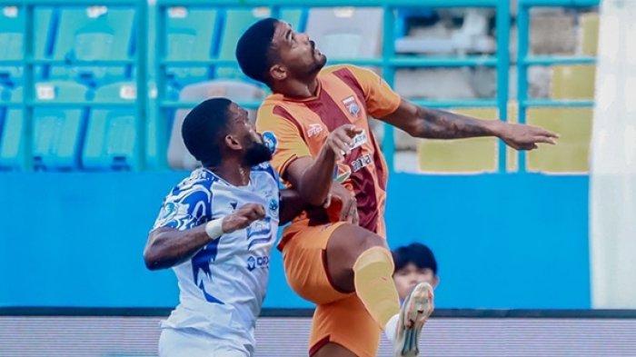 Hasil Liga 1. Duel pemain Borneo FC vs PSIS Semarang di Stadion Batakan, Balikpapan, Kalimantan Timur. Skor 0-0.
