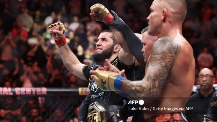 Islam Makhachev berhasil mempertahankan gelar juara usai mengalahkan Dustin Poirier pada UFC 302, 1 Juni 2024