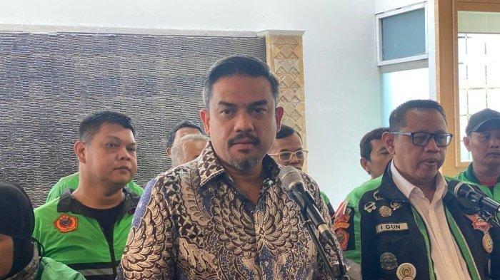 Menteri Usaha Mikro, Kecil, dan Menengah (UMKM) Maman Abdurrahman dalam konferensi pers usai menerima audiensi pengemudi ojek online di Jakarta Selatan, Jumat (6/12/2024).