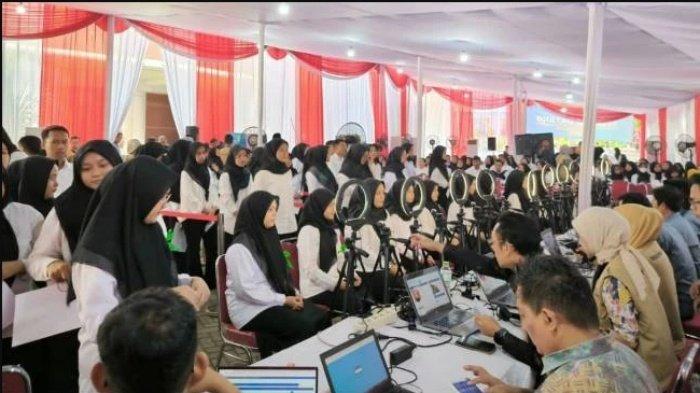 SKB CPNS KEMENAG 2024 - Ilustrasi. Ribuan peserta Tes SKD CPNS Kemenag sedang antre registrasi jelang pelaksanaan ujian, Minggu (20/10/2024). Berikut kisi-kisi tes SKB CPNS Kemenag berikut rincian bobotnya. Lengkap cara pilih lokasi tes SKB Non CAT