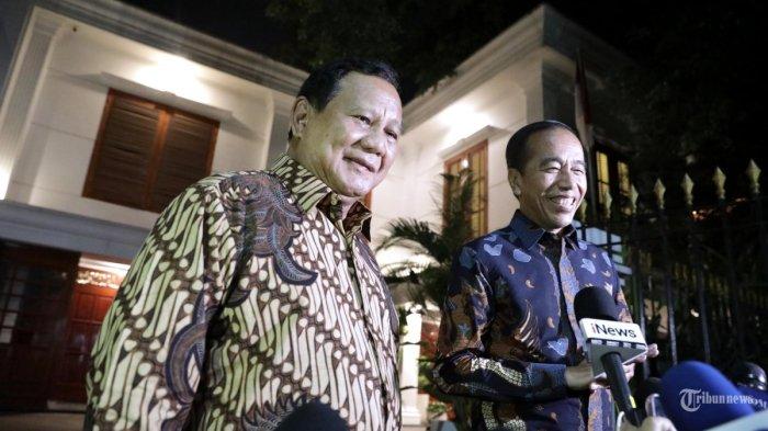 JOKOWI DIUTUS PRABOWO - Presiden Prabowo Subianto bersama Presiden ke-7 RI Joko Widodo memberikan keterangan usai melakukan pertemuan di Kediaman Presiden Prabowo Subianto, Jakarta, Jumat (6/12/2024) malam. Prabowo tak bisa hadir, utus Jokowi dan 3 tokoh lain hadiri pemakaman Paus Fransiskus (Tribunnews.com/Irwan Rismawan)
