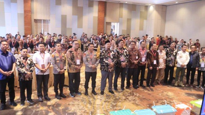 PILKADA KALTIM 2024 - Komisi Pemilihan Umum (KPU) Kalimantan Timur (Kaltim) gelar rapat pleno terbuka hasil penghitungan perolehan suara Pilkada 2024 di tingkat provinsi, Minggu (8/12/2024) di Ballroom Lantai 5 Hotel Harris, Samarinda, Kalimantan Timur.