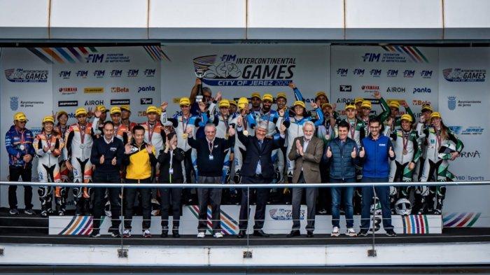 Para Pembalap dan Panitia Penyelenggara Berfoto di Podium Juara
