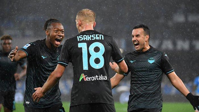 SELEBRASI PEMAIN LAZIO - Winger Lazio asal Denmark Gustav Isaksen merayakan bersama Tijjani Noslin dan Pedro usai mencetak gol tunggal ke gawang Napoli pada pertandingan Liga Italia Serie A di Stadion Diego Maradona, Senin (9/12/2024) dini hari WIB.