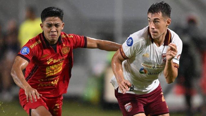 Laga lanjutan Liga 1 Persija Jakarta vs Borneo FC Samarinda berlangsung pada Selasa (10/12/2024) malam, diguyur hujan deras.