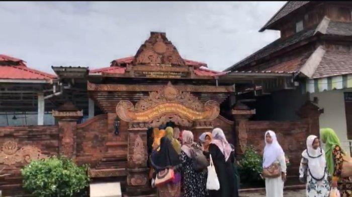 GUS MIFTAH NGAKU KETURUNAN KIAI- Makam Kiai Ageng Muhammad Besari di Masjid Tegalsari. Gus Miftah mengaku sebagai keturunan keluarga besar Tegalsari