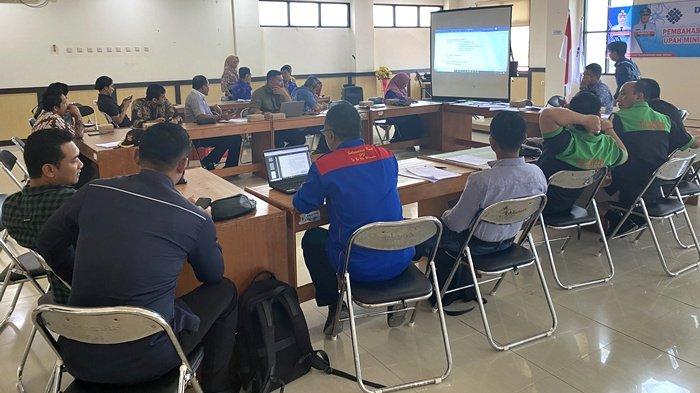 Pembahasan UMK Berau 2025 yang berlangsung sejak pagi hingga menjelang malam hari.