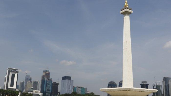 Menyambut libur Natal 2024 dan Tahun Baru 2025, kawasan wisata Monumen Nasional (Monas), Gambir, Jakarta Pusat, dibuka hingga malam hari. Monas diabadikan pada Sabtu (15/7/2023).