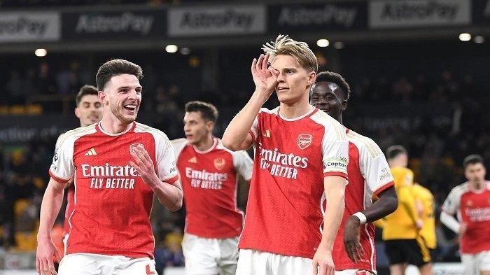 Pemain Arsenal, Martin Odegaard dan Declan Rice selebrasi setelah mmencetak gol. Arsenal dan Liverpool tertahan imbang pada hasil Liga Inggris pekan ke-16.