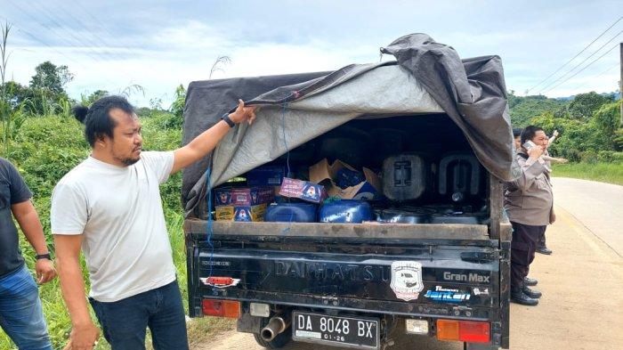 Mobil pick up yang diamankan oleh pihak kepolisian yang disinyalir mengangkut BBM Ilegal di Desa Batu Butok, Kecamatan Muara Komam, Kabupaten Paser, Kalimantan Timur, Selasa (17/12/2024).TRIBUNKALTIM.CO/SYAIFULLAH IBRAHIM