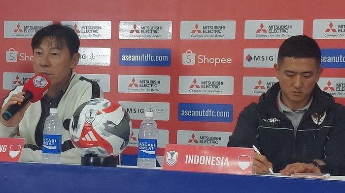 Pelatih timnas Indonesia, Shin Tae-yong, saat memberikan keterangan kepada media setelah laga melawan Filipina, Sabtu (21/12/2024).