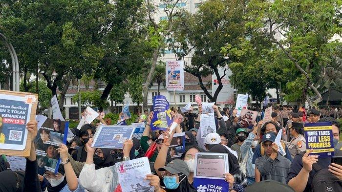 Massa aksi penolakan pajak pertambahan nilai (PPN) 12 persen di Jalan Medan Merdeka Barat, Jakarta Pusat, Kamis (19/12/2024).