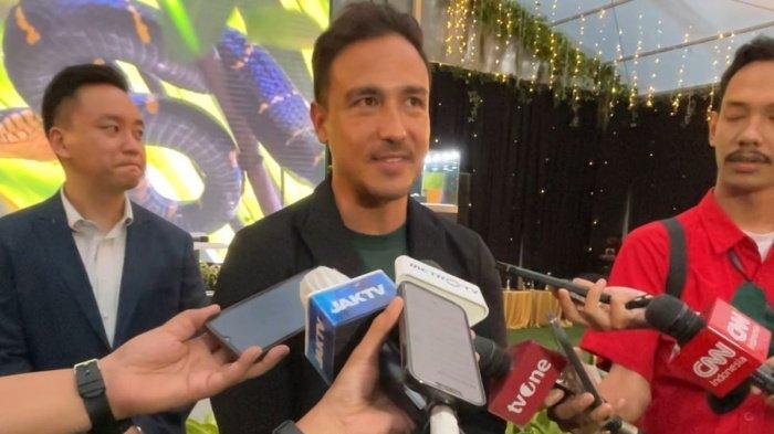 HAMISH DAUD DISOROT - Aktor dan presenter Hamish Daud saat ditemui di Hotel Borobudur, Jakarta Pusat, Rabu (4/12/2024). Profil Hamish Daud, suami Raisa yang sempat datangi Polda Metro Jaya. Kasus yang menyeret nama Hamish Daud yang kini jadi sorotan